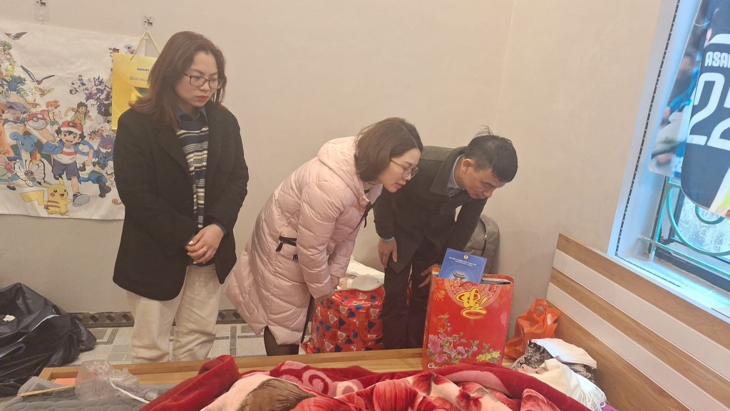 LĐLĐ huyện Thạch Thất thăm, tặng quà nữ đoàn viên có hoàn cảnh đặc biệt khó khăn