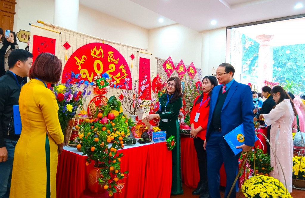 Thanh Trì: Đoàn viên Công đoàn rộn ràng thi bày mâm ngũ quả Tết