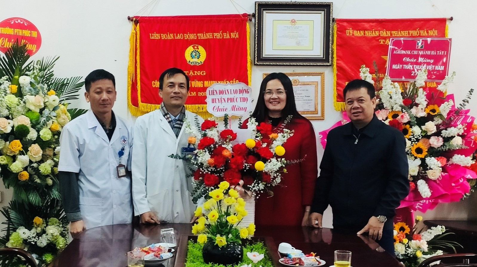 LĐLĐ huyện Phúc Thọ thăm, chúc mừng Bệnh viện Đa khoa huyện nhân ngày Thầy thuốc Việt Nam