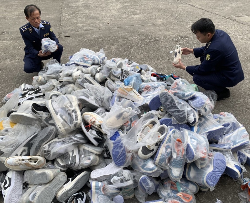 Hải Dương: Thu giữ hàng trăm đôi giày thể thao giả mạo nhãn hiệu Nike
