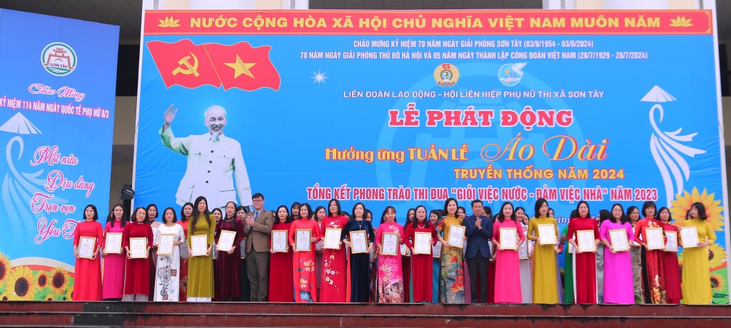 Hàng trăm phụ nữ Sơn Tây hưởng ứng Tuần lễ áo dài