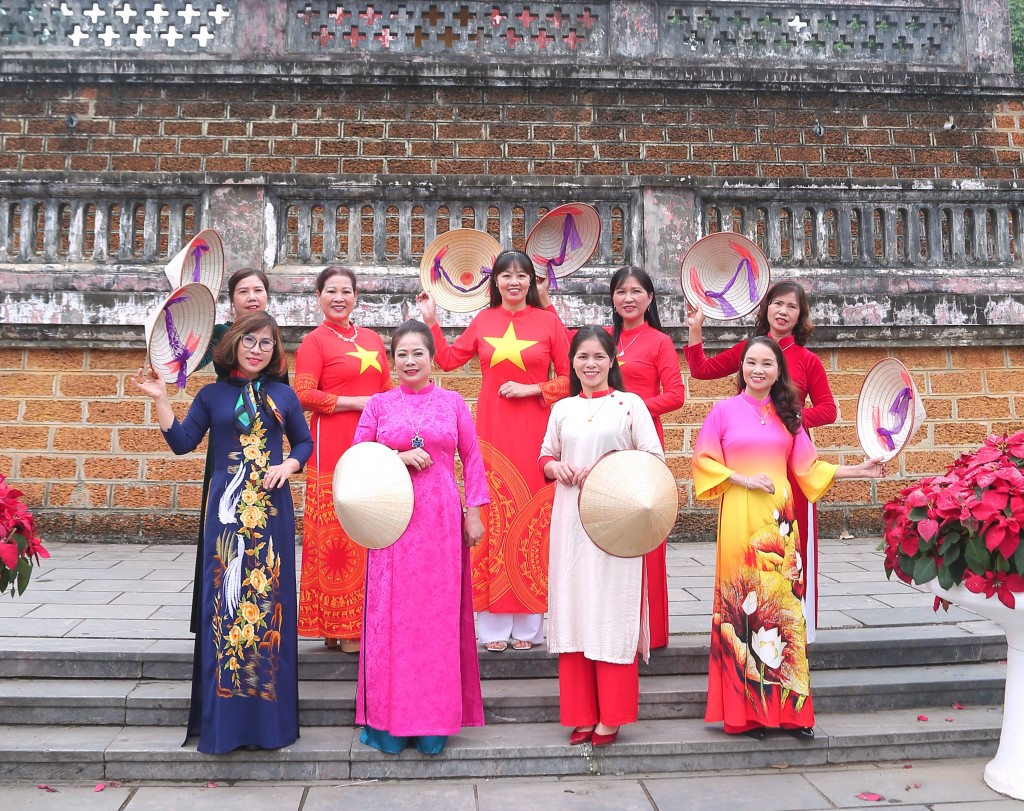 Hàng trăm phụ nữ Sơn Tây hưởng ứng Tuần lễ áo dài