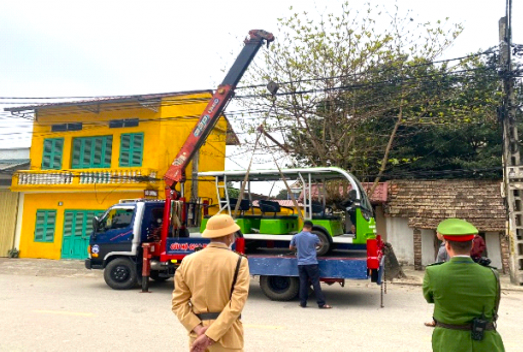 Tăng cường kiểm tra, xử lý xe điện chở khách vi phạm tại làng cổ Đường Lâm