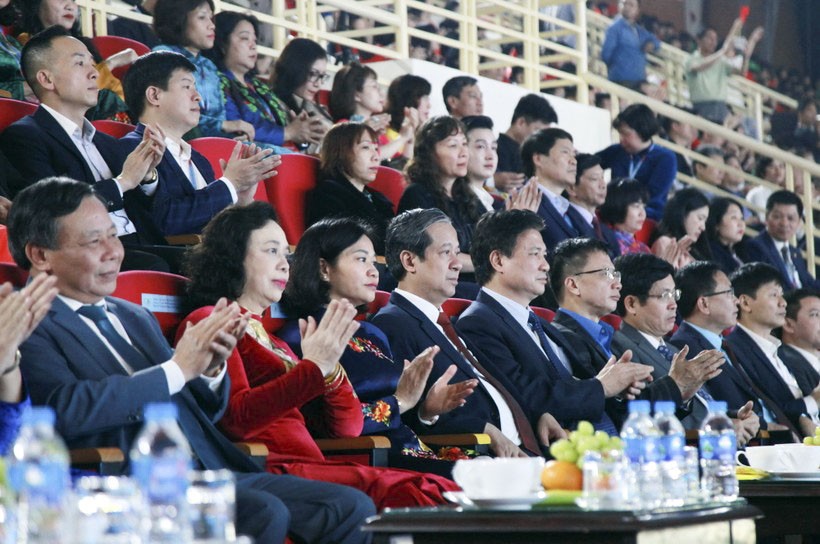 Các đồng chí lãnh đạo dự Lễ khai mạc.. Các đồng chí lãnh đạo dự Lễ khai mạc..