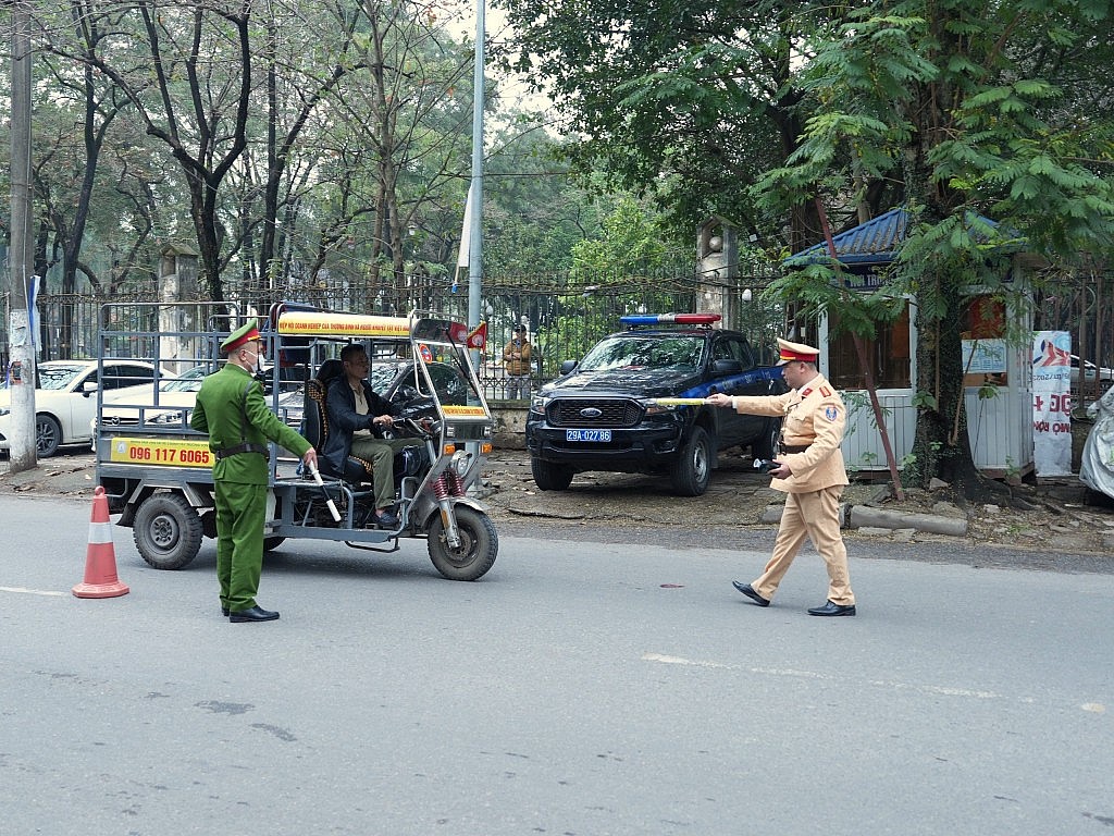 Kiên quyết xử lý xe ba bánh tự chế, xe chở hàng cồng kềnh