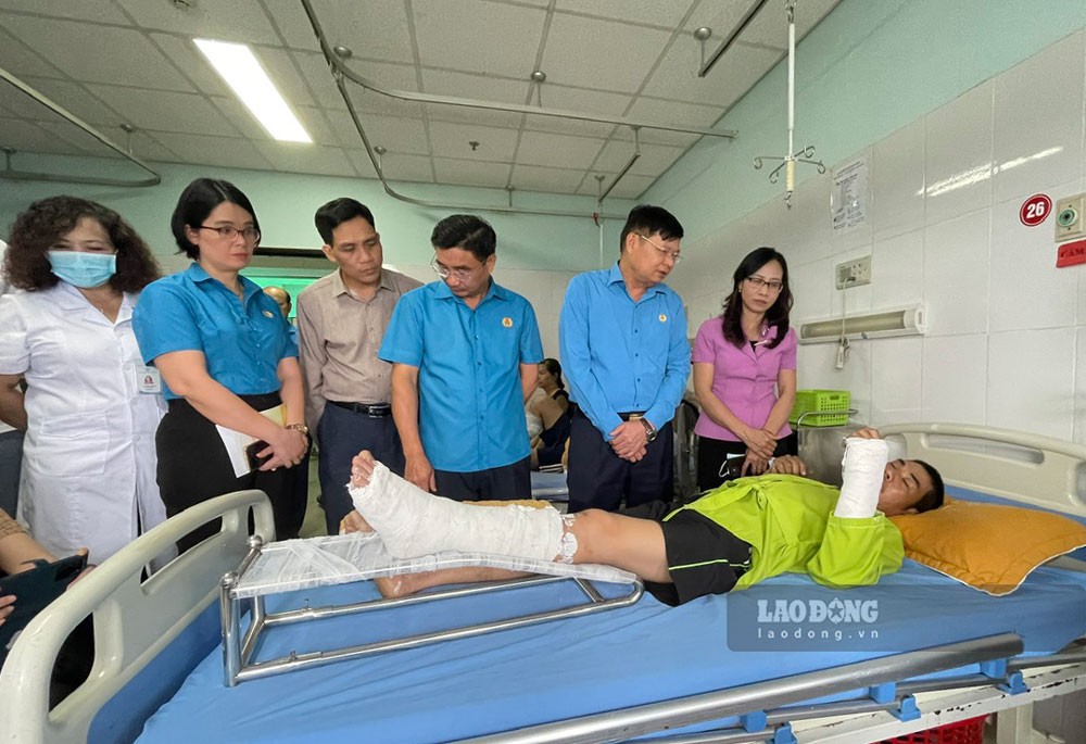 Hỗ trợ kịp thời gia đình các công nhân tử vong và bị thương trong vụ tai nạn lao động tại Yên Bái