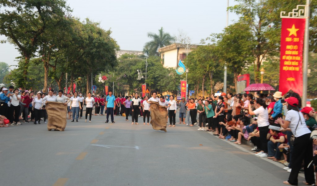 Người lao động Sơn Tây hào hứng tham gia hội thao