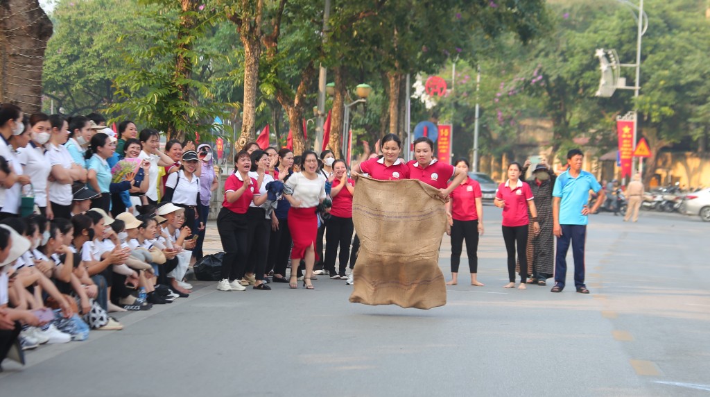Người lao động Sơn Tây hào hứng tham gia hội thao