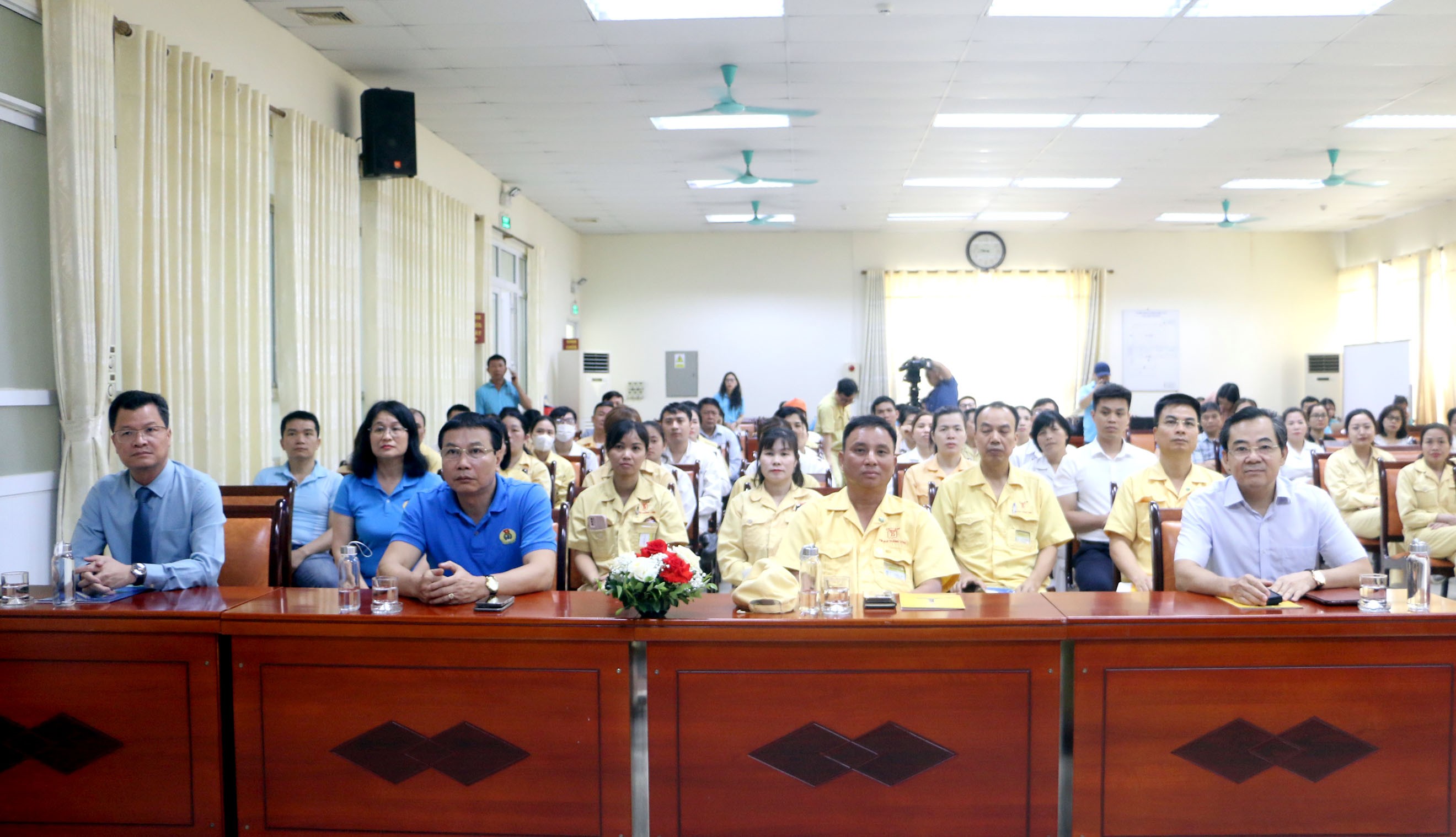 TRỰC TUYẾN: Chuyên đề "Tìm hiểu pháp luật lao động, ATVSLĐ, nhận diện lừa đảo trực tuyến và cách phòng ngừa"