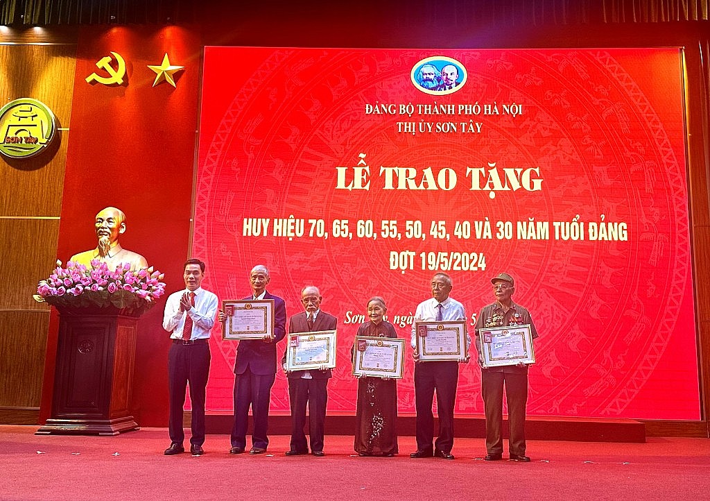 Sơn Tây: Trao tặng Huy hiệu Đảng dịp Kỷ niệm sinh nhật Bác