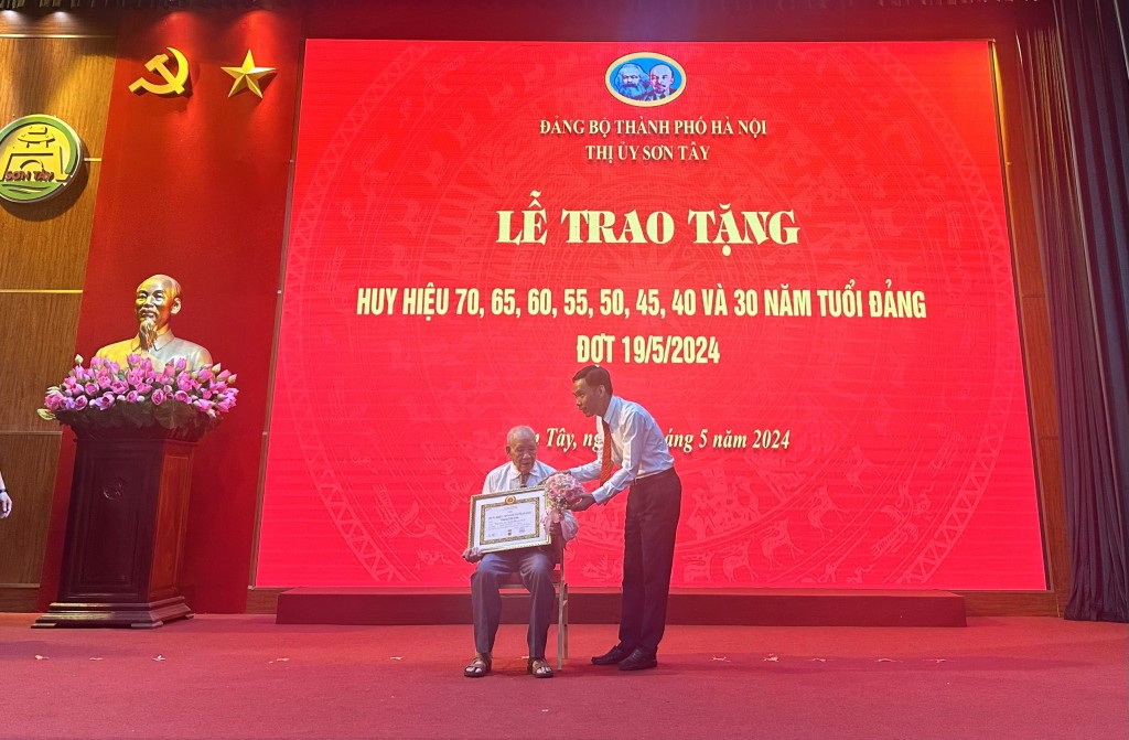 Sơn Tây: Trao tặng Huy hiệu Đảng dịp Kỷ niệm sinh nhật Bác