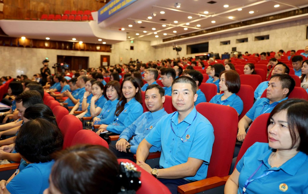 TRỰC TUYẾN: Trang trọng Chương trình kỷ niệm 95 năm Ngày thành lập Công đoàn Việt Nam