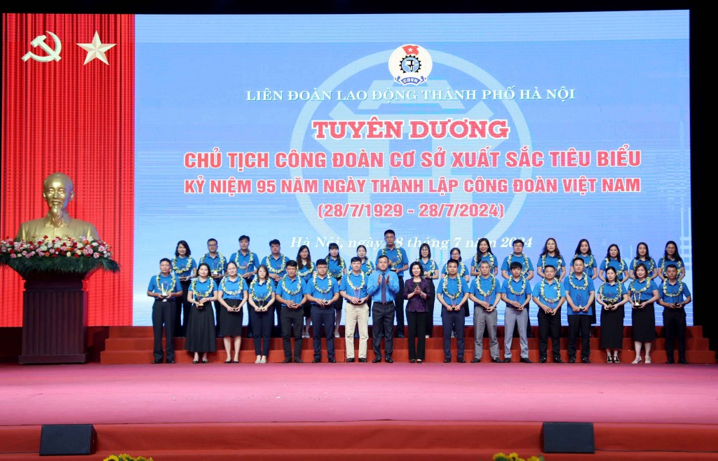 TRỰC TUYẾN: Trang trọng Chương trình kỷ niệm 95 năm Ngày thành lập Công đoàn Việt Nam