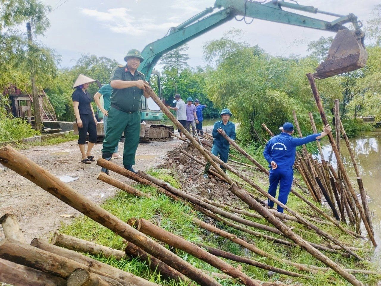 Thanh Trì: Khẩn trương xử lý sạt lở đê sông Hòa Bình