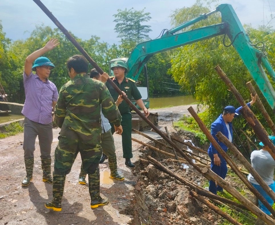 Thanh Trì: Khẩn trương xử lý sạt lở đê sông Hòa Bình