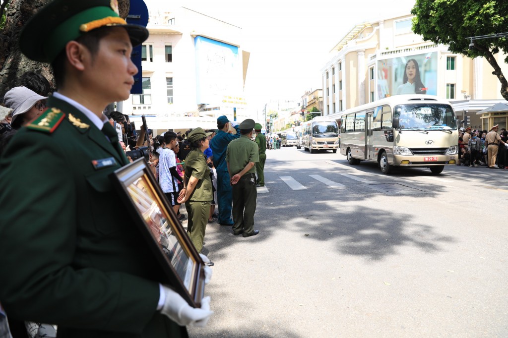 Người dân khóc nghẹn chào Tổng Bí thư Nguyễn Phú Trọng