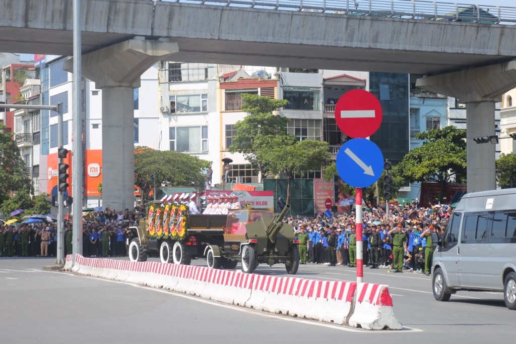 Người dân khóc nghẹn chào Tổng Bí thư Nguyễn Phú Trọng