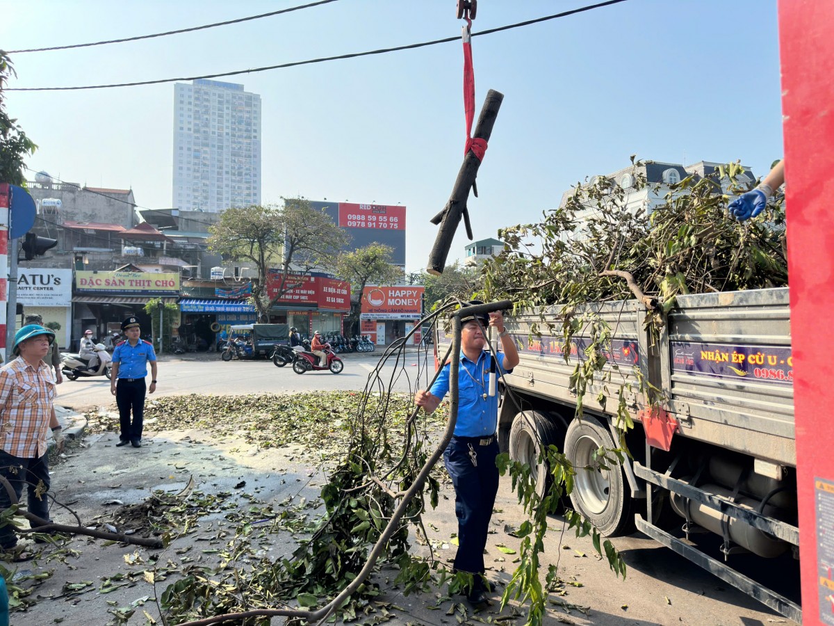 Thanh tra Sở GTVT Hà Nội dọn vệ sinh môi trường, khắc phục hậu quả bão số 3