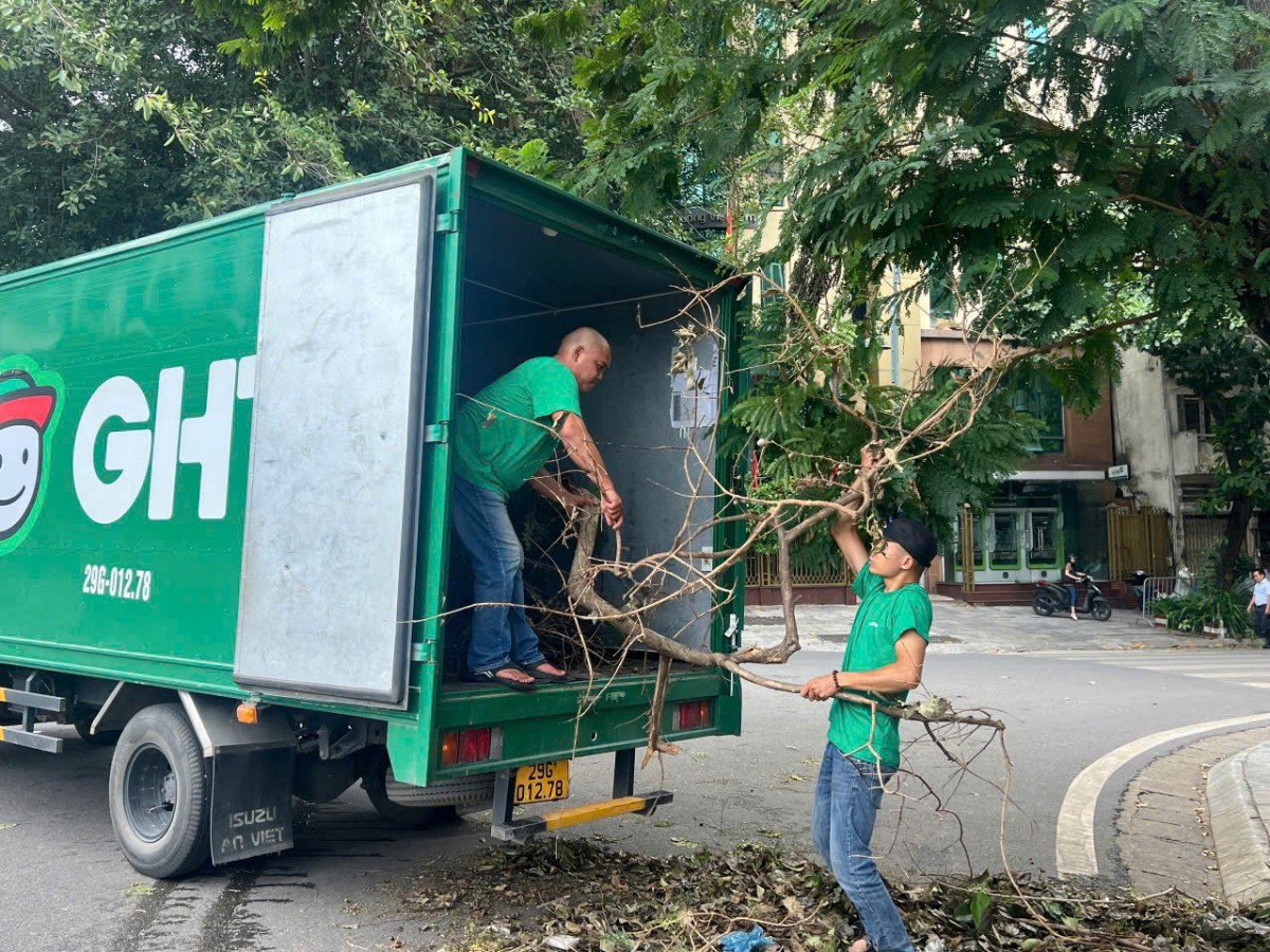 Thanh tra Sở GTVT Hà Nội dọn vệ sinh môi trường, khắc phục hậu quả bão số 3