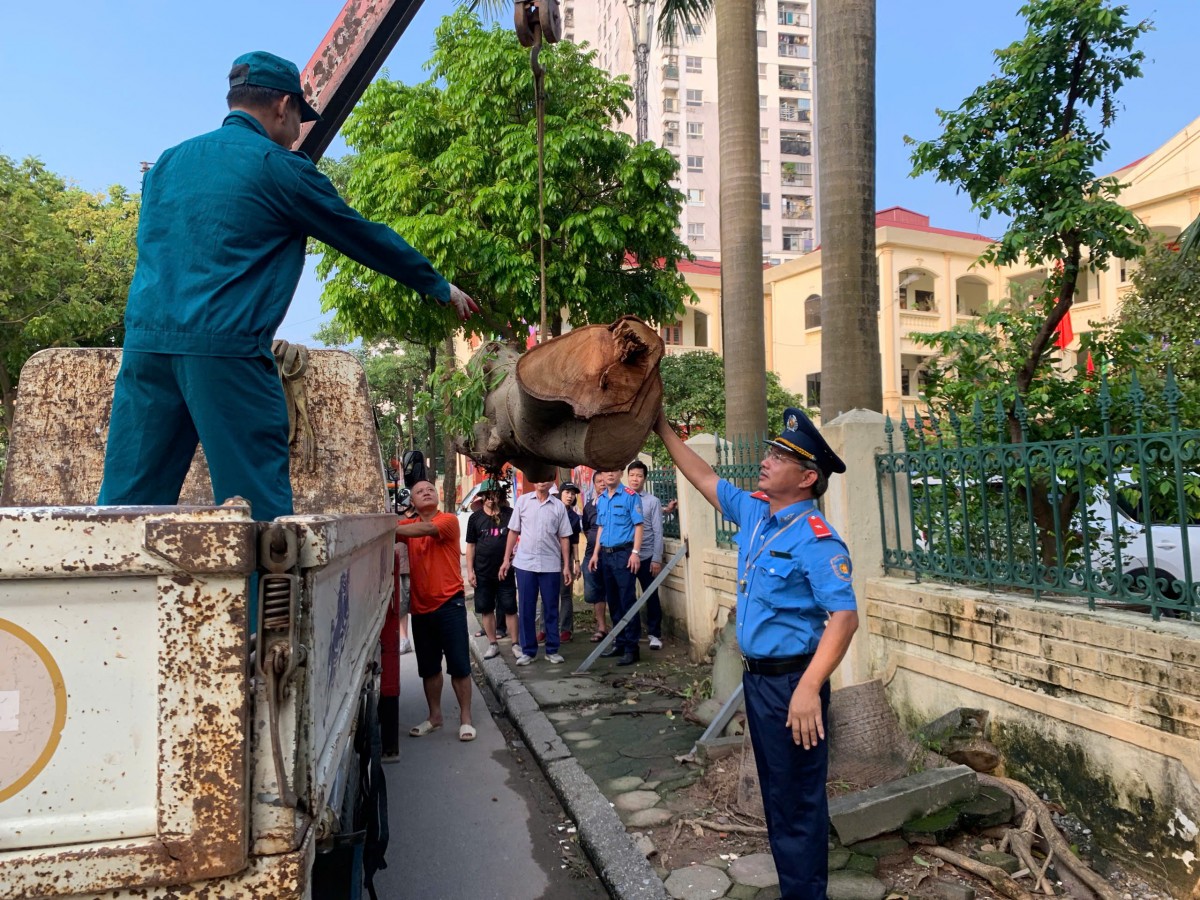 Thanh tra Sở GTVT Hà Nội dọn vệ sinh môi trường, khắc phục hậu quả bão số 3