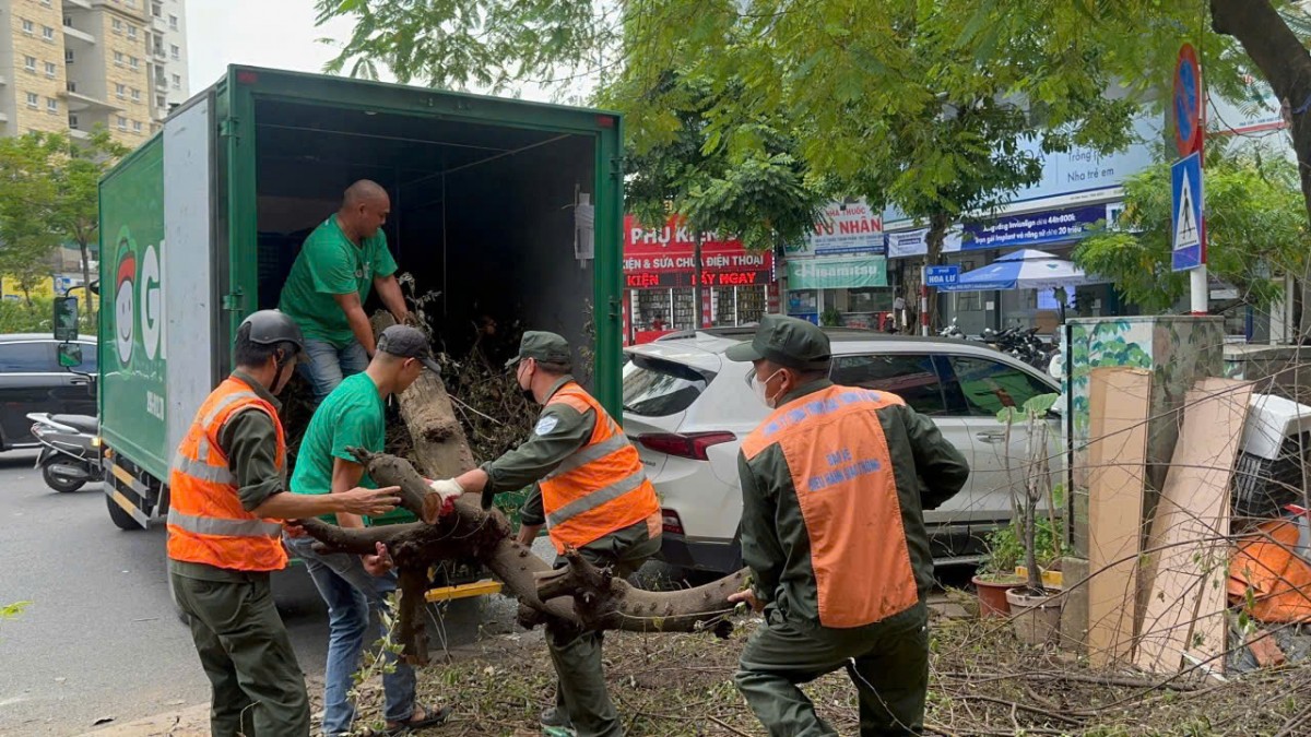 Thanh tra Sở GTVT Hà Nội dọn vệ sinh môi trường, khắc phục hậu quả bão số 3