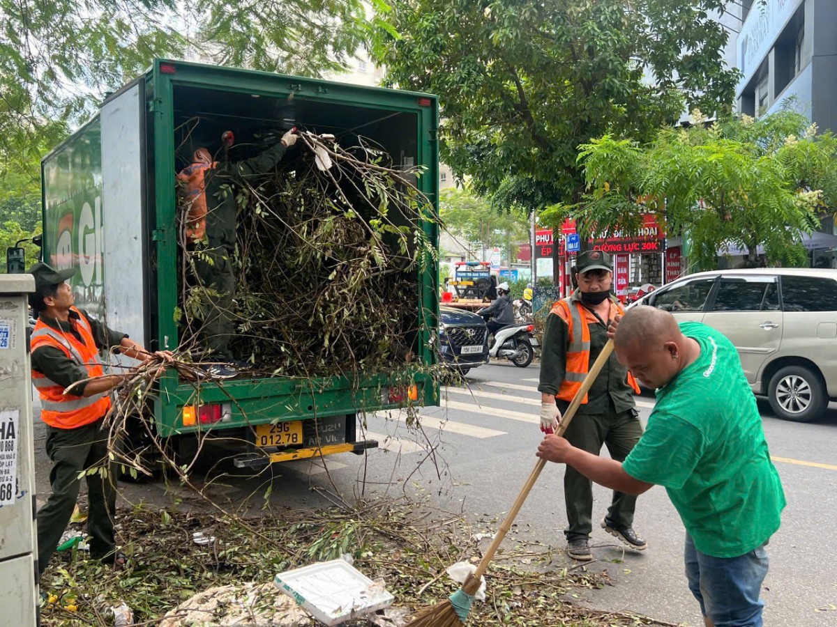 Thanh tra Sở GTVT Hà Nội dọn vệ sinh môi trường, khắc phục hậu quả bão số 3