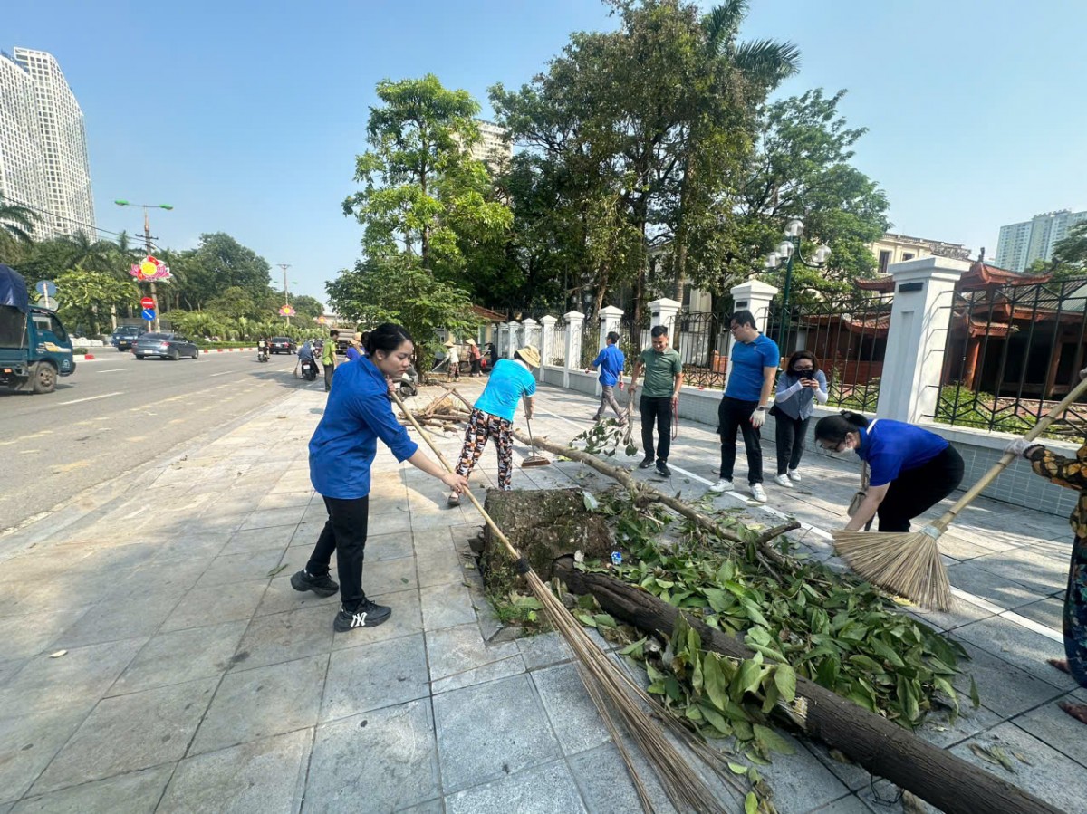 Thanh tra Sở GTVT Hà Nội dọn vệ sinh môi trường, khắc phục hậu quả bão số 3