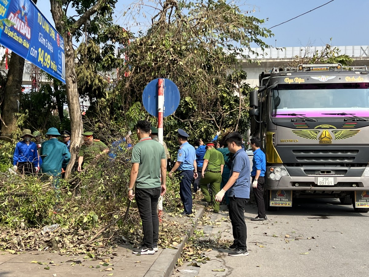 Thanh tra Sở GTVT Hà Nội dọn vệ sinh môi trường, khắc phục hậu quả bão số 3