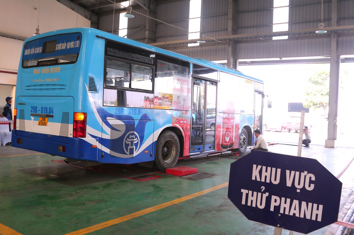 Xem công nhân Transerco trổ tài kỹ năng bảo dưỡng xe buýt “nhanh như điện”