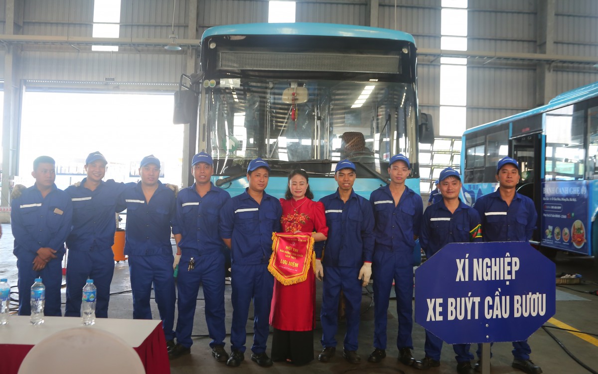 Xem công nhân Transerco trổ tài kỹ năng bảo dưỡng xe buýt “nhanh như điện”