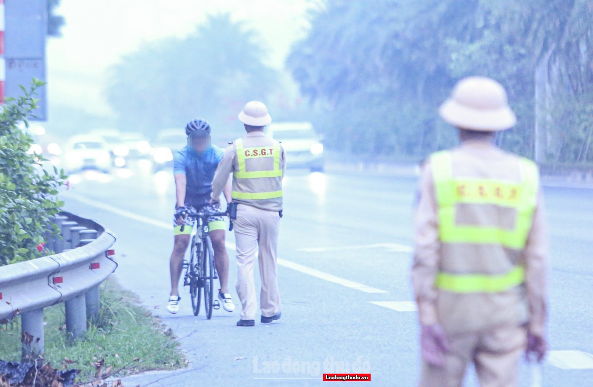 Cần xử lý mạnh tay hơn nữa với những &quot;cua rơ&quot; cố tình đi vào cao tốc