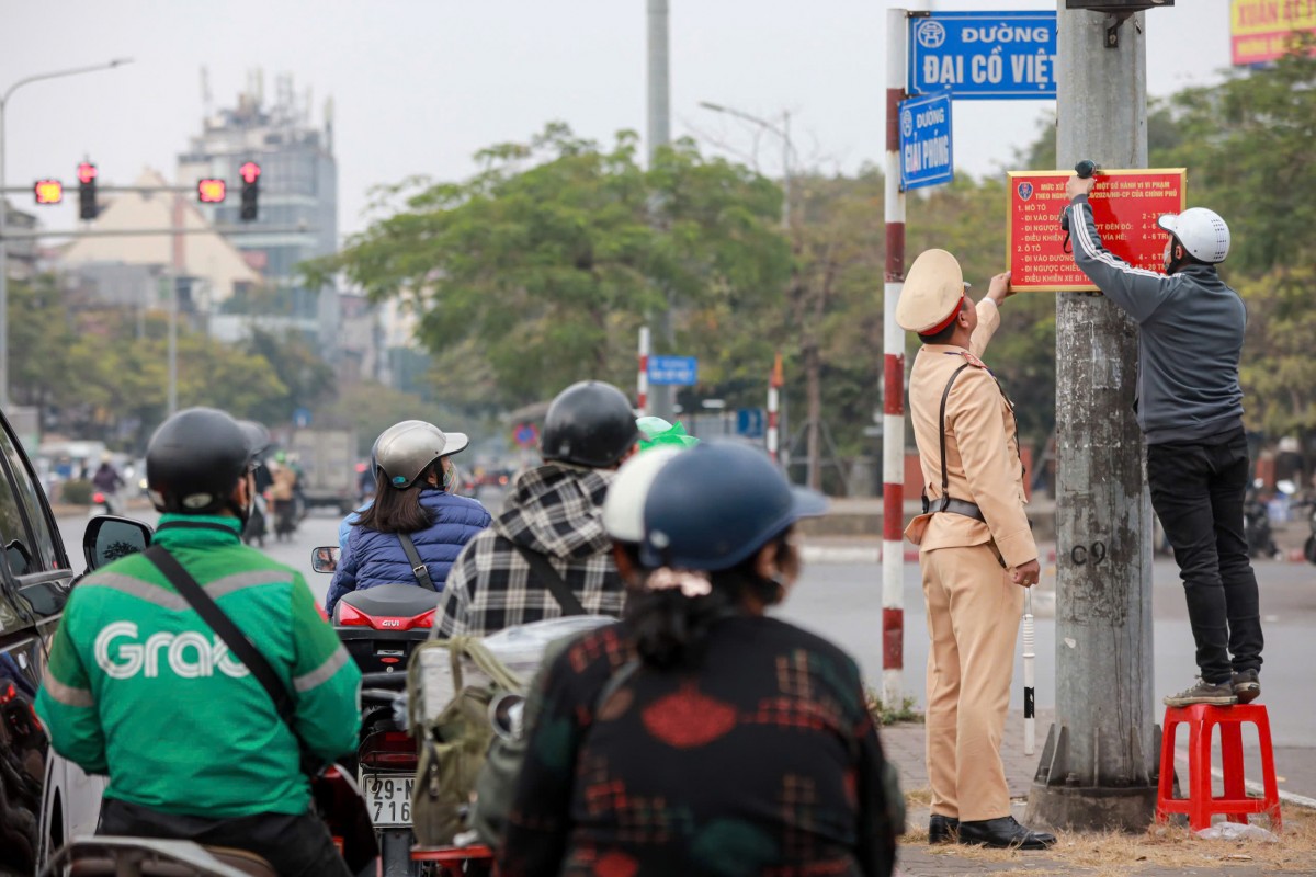 Hà Nội lắp đặt biển tuyên truyền về mức phạt theo Nghị định 168 tại các nút giao trọng điểm