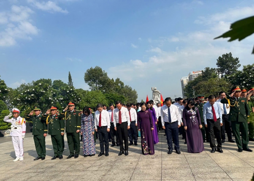 Lãnh đạo TP.HCM dâng hoa, dâng hương tưởng nhớ các Mẹ Việt Nam Anh hùng