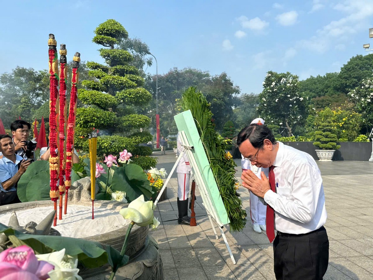 Lãnh đạo TP.HCM dâng hoa, dâng hương tưởng nhớ các Mẹ Việt Nam Anh hùng