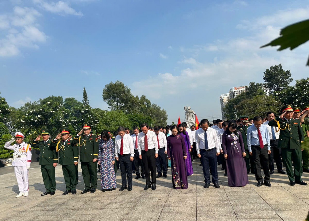 Lãnh đạo TP.HCM dâng hoa, dâng hương tưởng nhớ các Mẹ Việt Nam Anh hùng