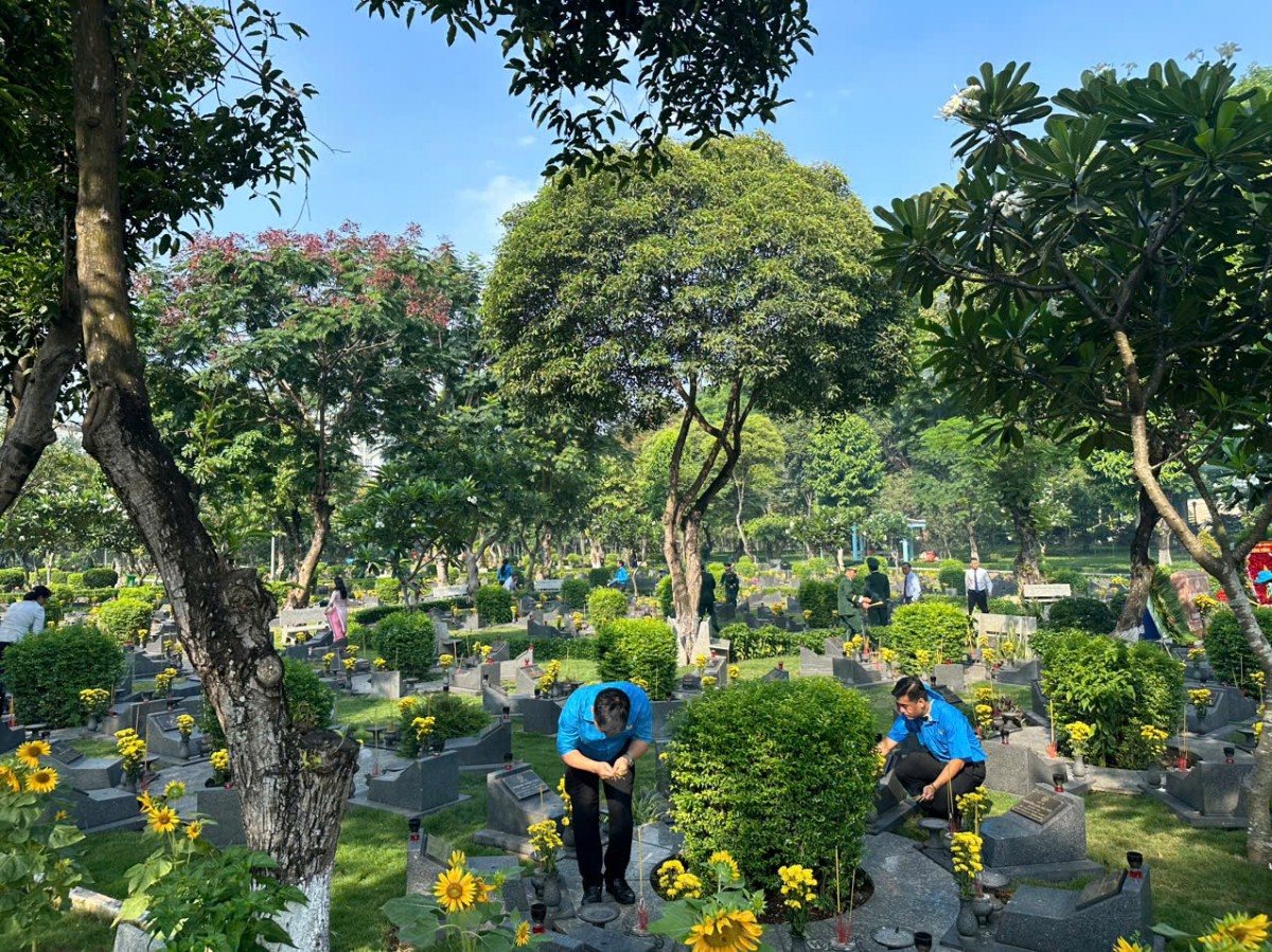 Lãnh đạo TP.HCM dâng hoa, dâng hương tưởng nhớ các Mẹ Việt Nam Anh hùng