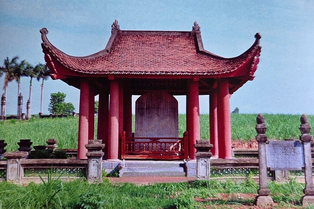 Tạm giữ hình sự 2 người nước ngoài đào trộm mộ vua Lê Túc Tông