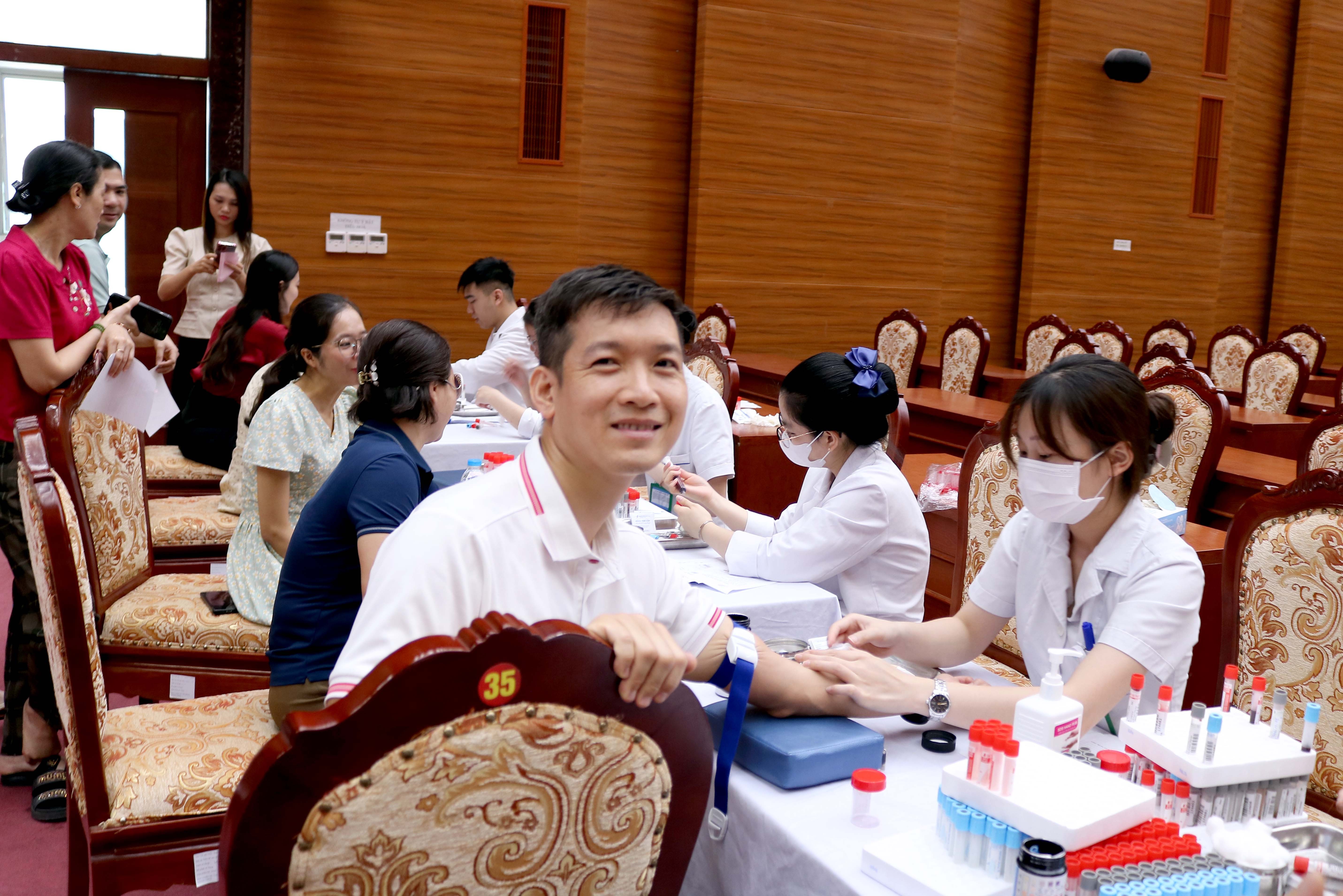 Người lao động phấn khởi khi được khám sức khỏe miễn phí