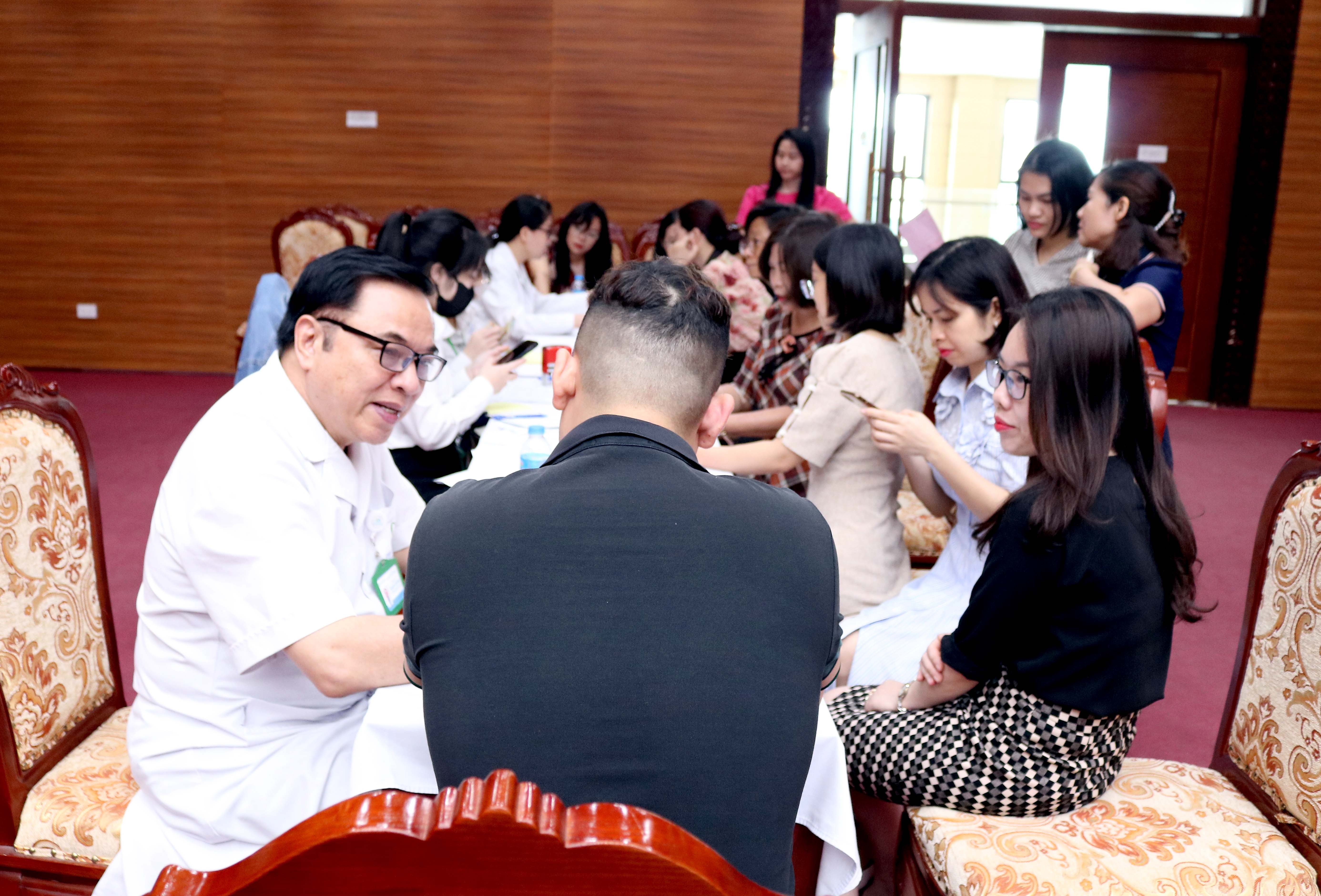 Người lao động phấn khởi khi được khám sức khỏe miễn phí