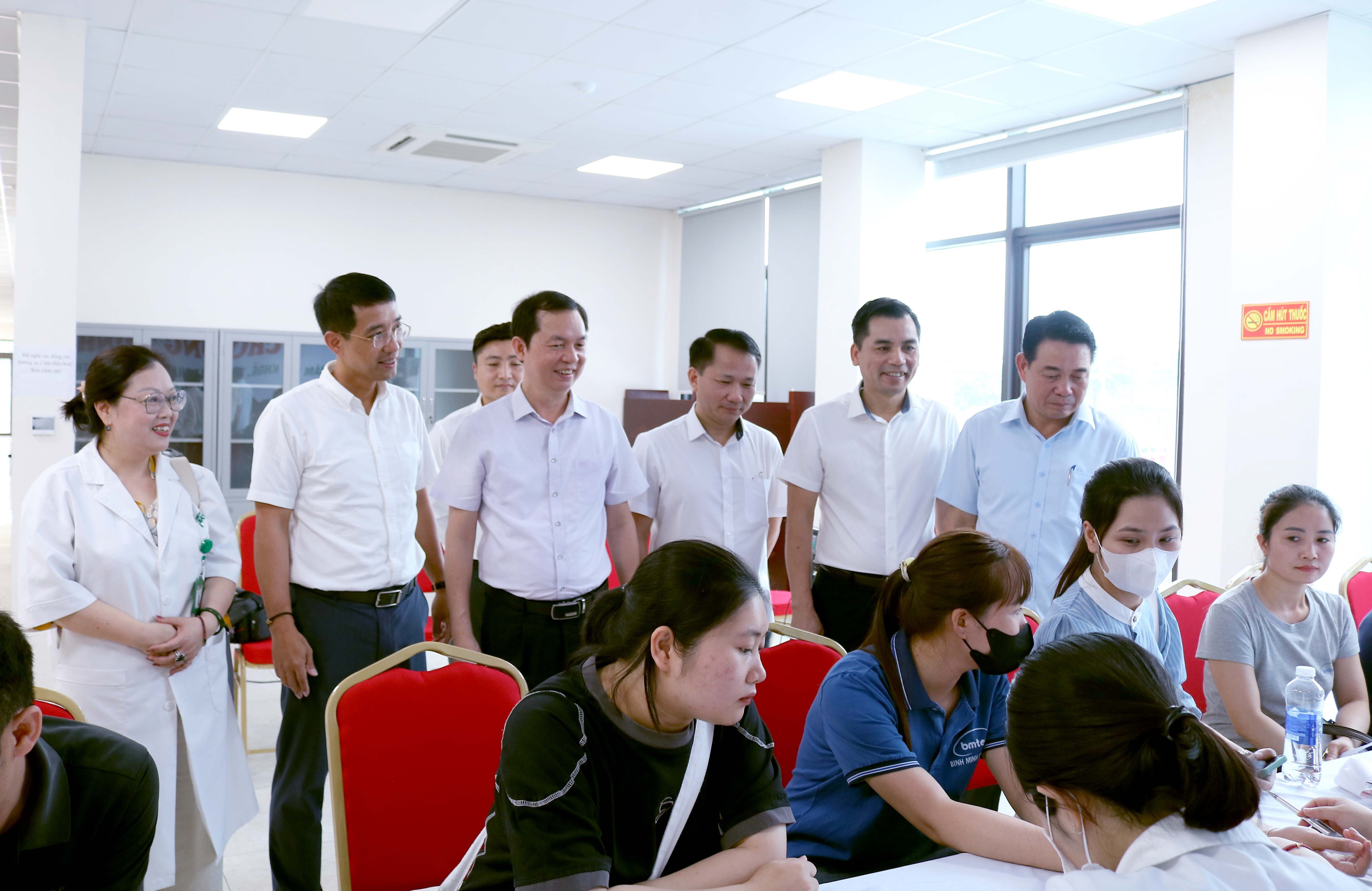 Người lao động phấn khởi khi được khám sức khỏe miễn phí