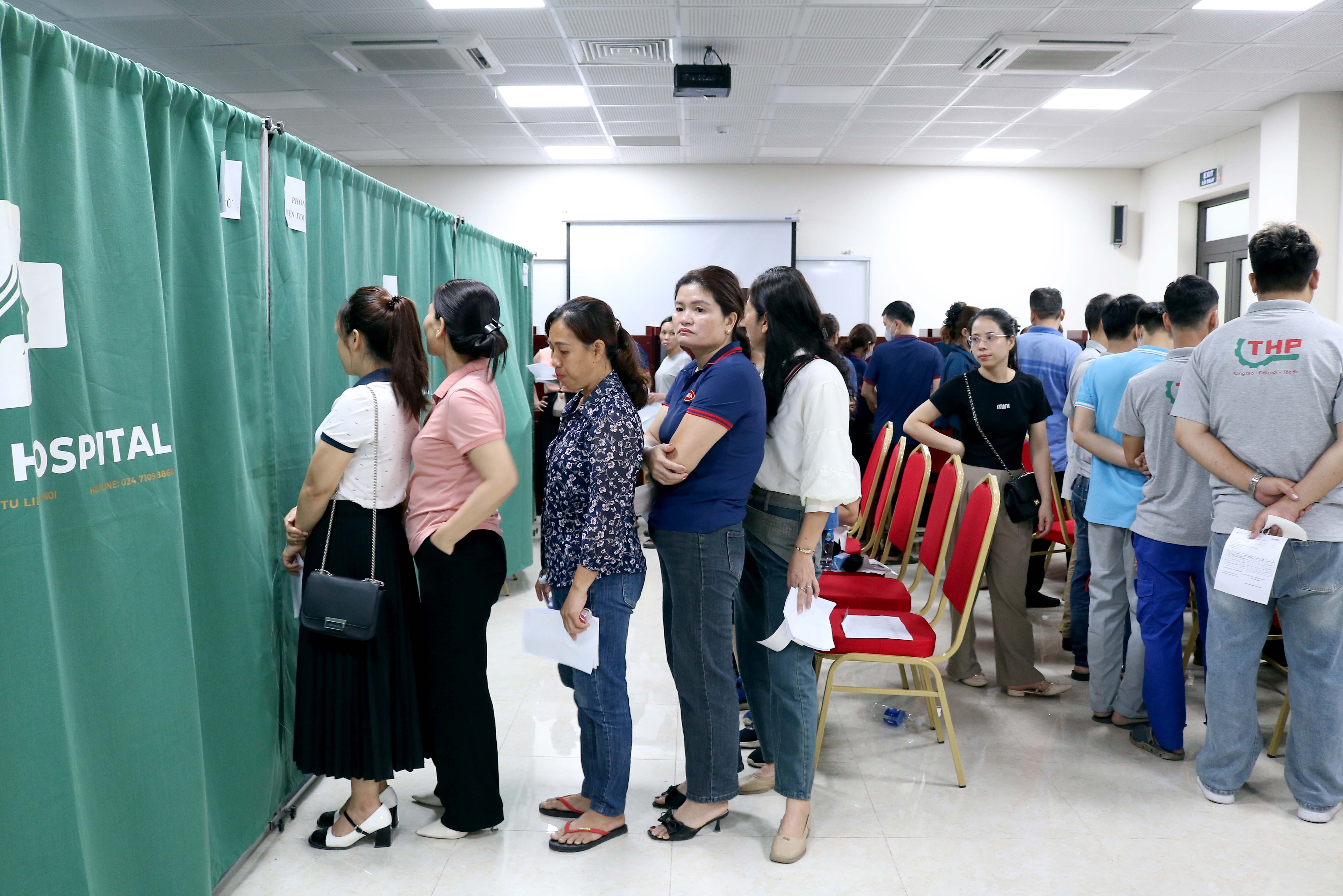 Người lao động phấn khởi khi được khám sức khỏe miễn phí Người lao động phấn khởi khi được khám sức khỏe miễn phí