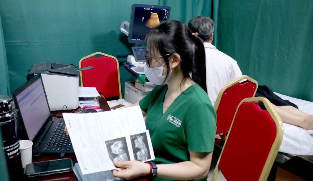 Người lao động phấn khởi khi được khám sức khỏe miễn phí