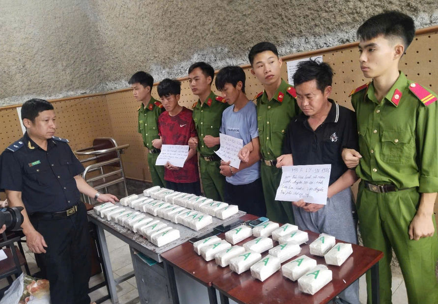 Bắt giữ 3 đối tượng vận chuyển 100.000 viên ma túy tổng hợp