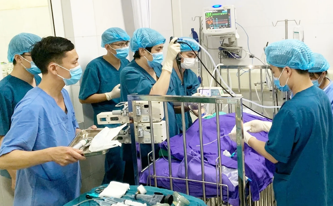 Bé gái 17 tháng tuổi ngừng tim vì hóc kẹo lạc, được cứu sống kỳ diệu