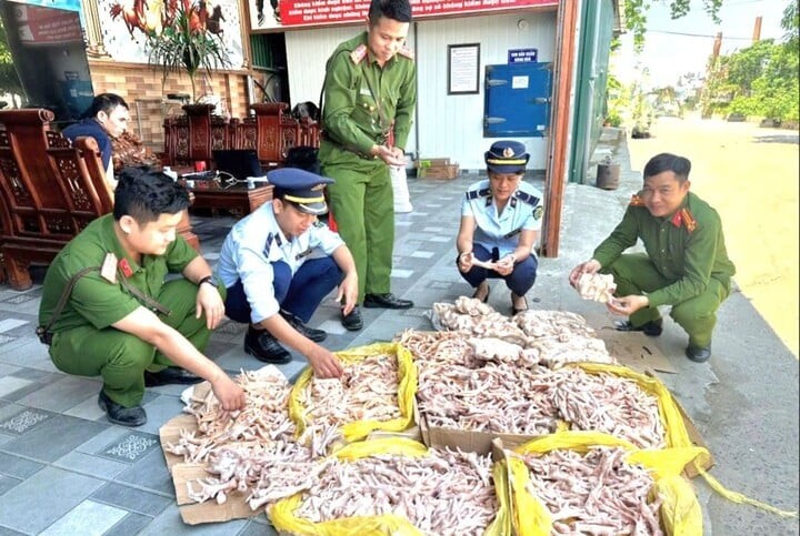 Phát hiện gần 500kg chân gà, đuôi lợn không rõ nguồn gốc trong kho công ty thực phẩm sạch