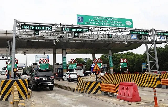 Hà Nội triển khai gắn thẻ đầu cuối trên phương tiện thuộc đối tượng miễn thu phí phục vụ thanh toán điện tử giao thông