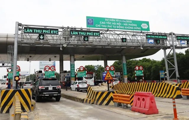 Hà Nội triển khai gắn thẻ đầu cuối trên phương tiện thuộc đối tượng miễn thu phí phục vụ thanh toán điện tử giao thông