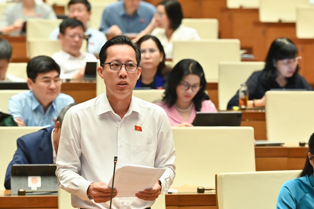 Vấn đề "giữ chân người tài" làm "nóng" nghị trường