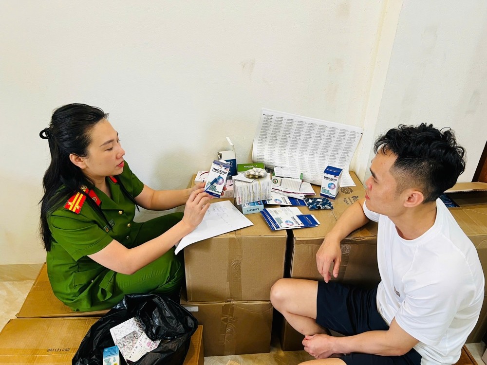 Cặp vợ chồng dược sĩ cầm đầu đường dây sản xuất 100 tấn thực phẩm chức năng, thiết bị y tế giả