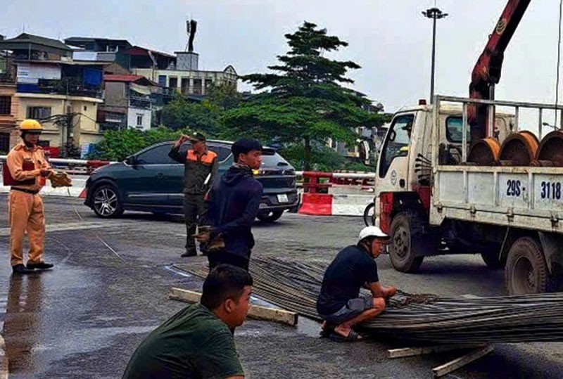 Phạt nặng tài xế xe tải vì để rơi hàng xuống đường